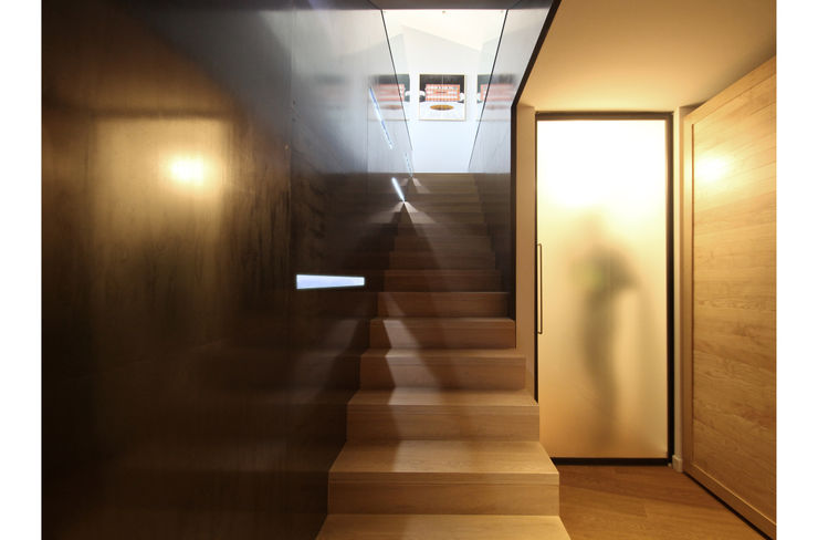 APPARTAMENTO R1 STUDIO DI ARCHITETTURA RAFFIN Ingresso, Corridoio & Scale in stile moderno Ferro / Acciaio Nero