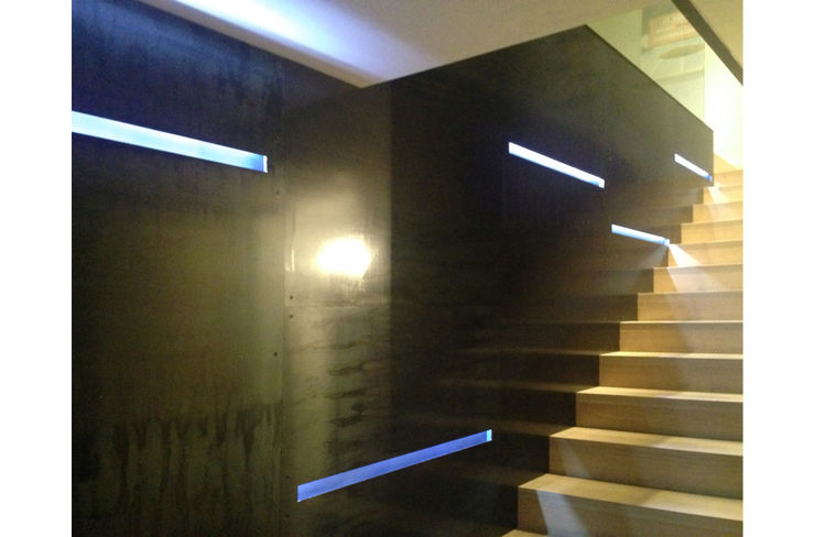 APPARTAMENTO R1 STUDIO DI ARCHITETTURA RAFFIN Ingresso, Corridoio & Scale in stile moderno Ferro / Acciaio Nero