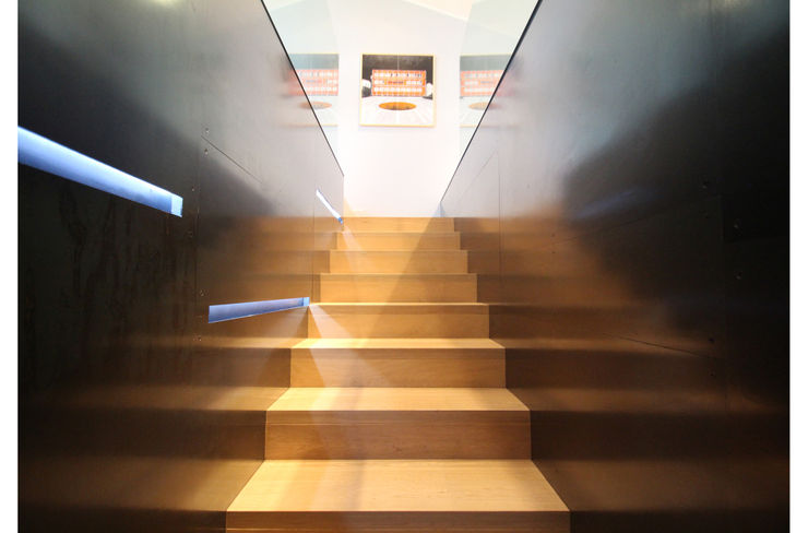 APPARTAMENTO R1 STUDIO DI ARCHITETTURA RAFFIN Ingresso, Corridoio & Scale in stile moderno Ferro / Acciaio Nero
