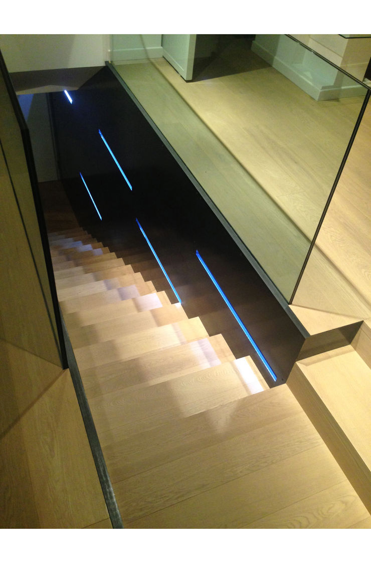 APPARTAMENTO R1 STUDIO DI ARCHITETTURA RAFFIN Ingresso, Corridoio & Scale in stile moderno Vetro Nero