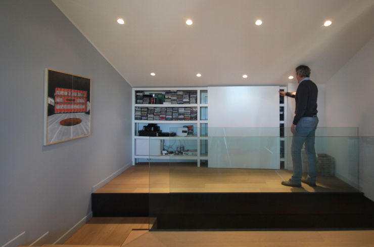 APPARTAMENTO R1 STUDIO DI ARCHITETTURA RAFFIN Ingresso, Corridoio & Scale in stile moderno Vetro Nero