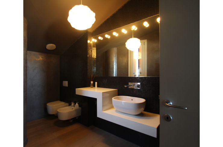 APPARTAMENTO R1 STUDIO DI ARCHITETTURA RAFFIN Bagno moderno Nero