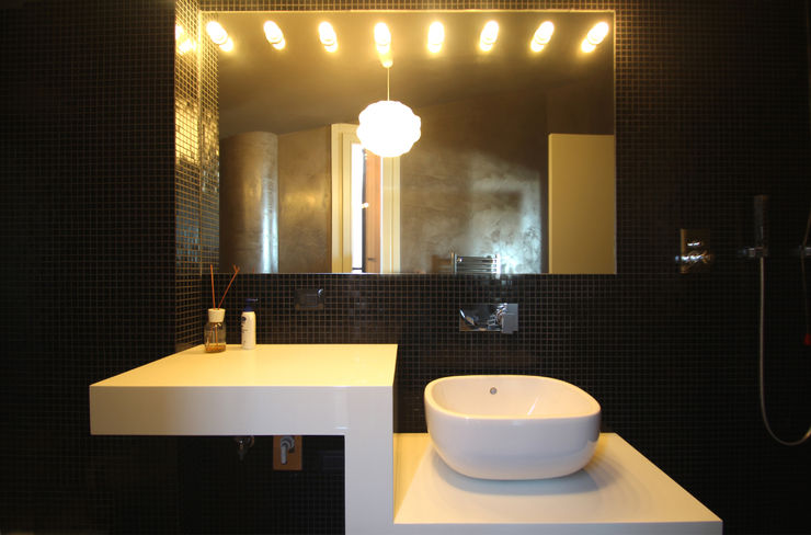 APPARTAMENTO R1 STUDIO DI ARCHITETTURA RAFFIN Bagno moderno Nero
