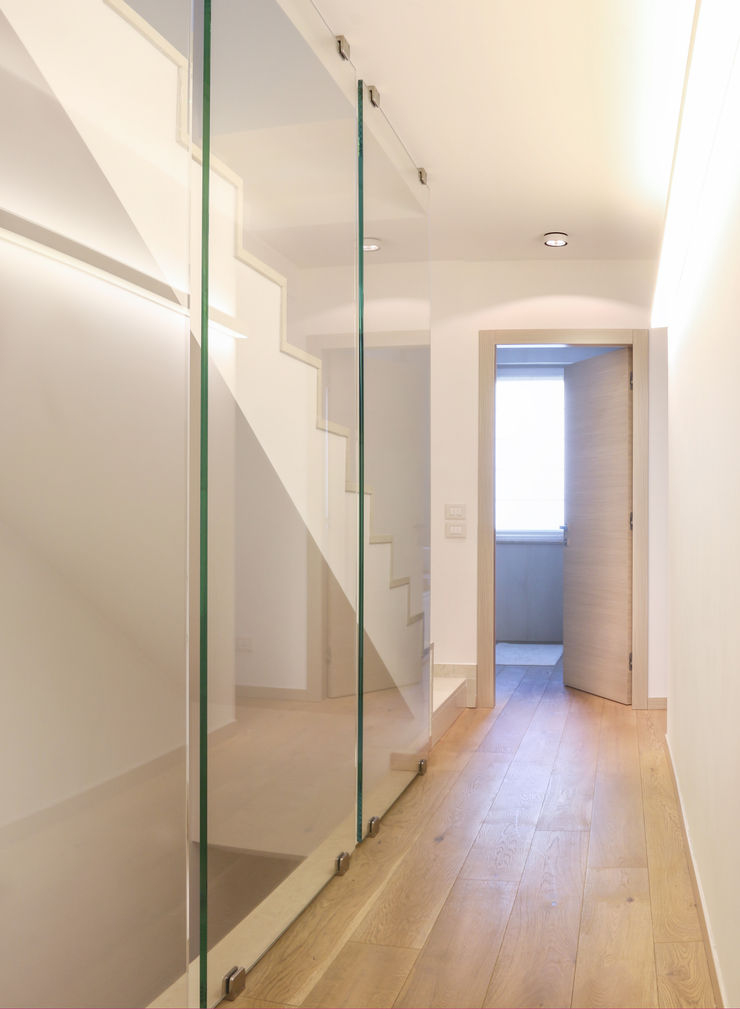 VILLE COLOMBERA – FINITURE ed INTERIOR DESIGN, Contemporaneo/Moderno 2P COSTRUZIONI srl Ingresso, Corridoio & Scale in stile moderno