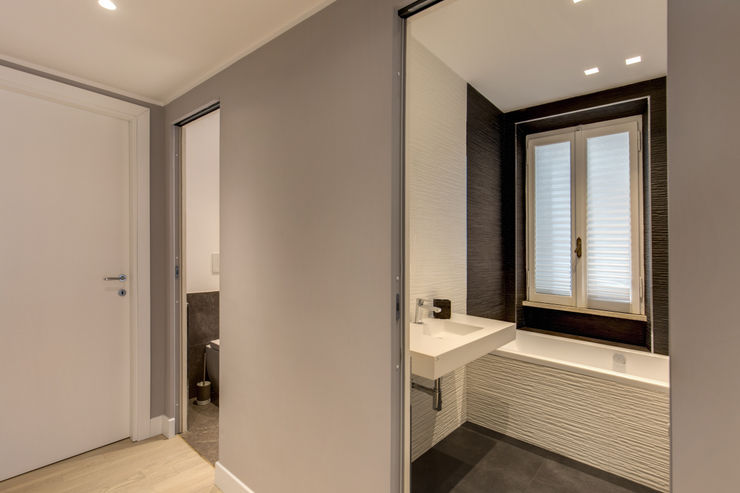 TRIESTE MOB ARCHITECTS Ingresso, Corridoio & Scale in stile moderno