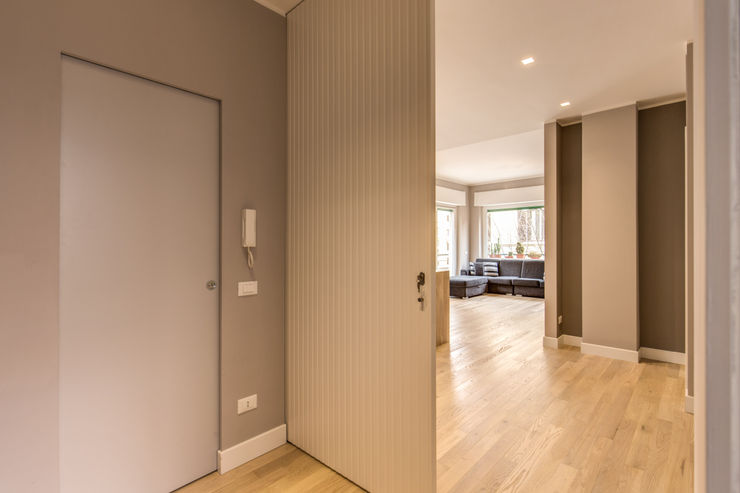 TRIESTE MOB ARCHITECTS Ingresso, Corridoio & Scale in stile moderno