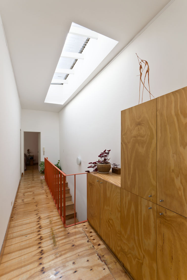 Pop Arq Minimalist corridor, hallway & stairs