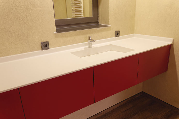 Waschtisch: Corian meets Red Schreinerei Haas Mathias Moderne Badezimmer