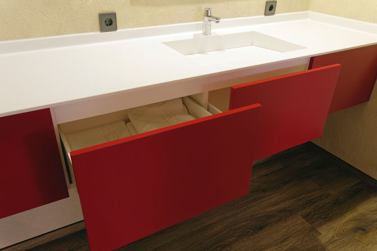 Waschtisch: Corian meets Red Schreinerei Haas Mathias Moderne Badezimmer