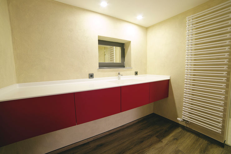 Waschtisch: Corian meets Red Schreinerei Haas Mathias Moderne Badezimmer