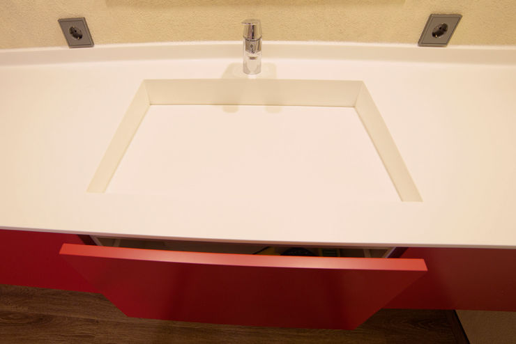Waschtisch: Corian meets Red Schreinerei Haas Mathias Moderne Badezimmer