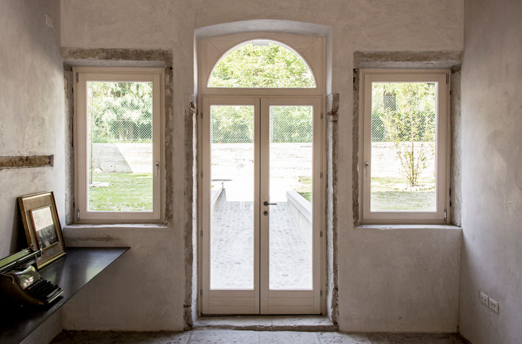 Progetto MORO SAS DI GIANNI MORO Finestre & Porte in stile moderno