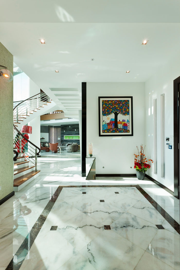 Contemporarily Dashing | BUNGALOW Design Spirits Modern corridor, hallway & stairs