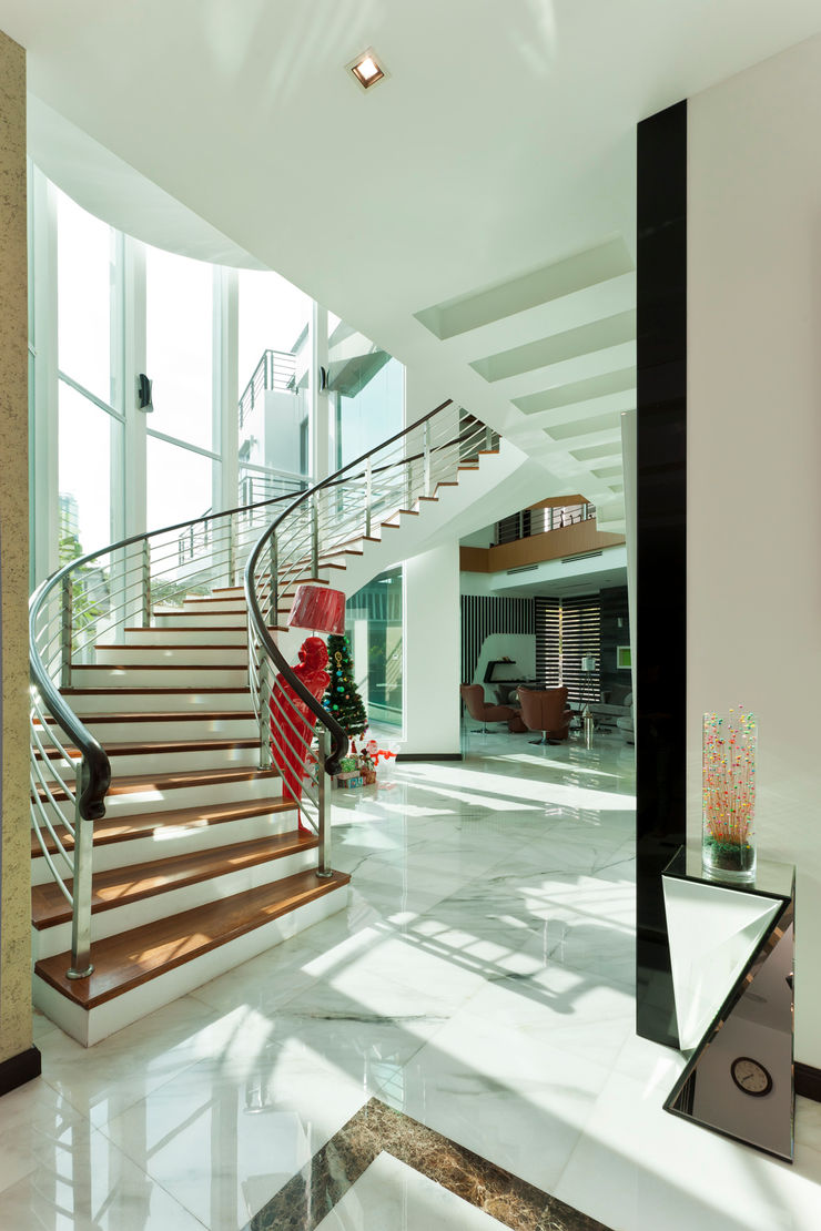 Contemporarily Dashing | BUNGALOW Design Spirits Modern corridor, hallway & stairs