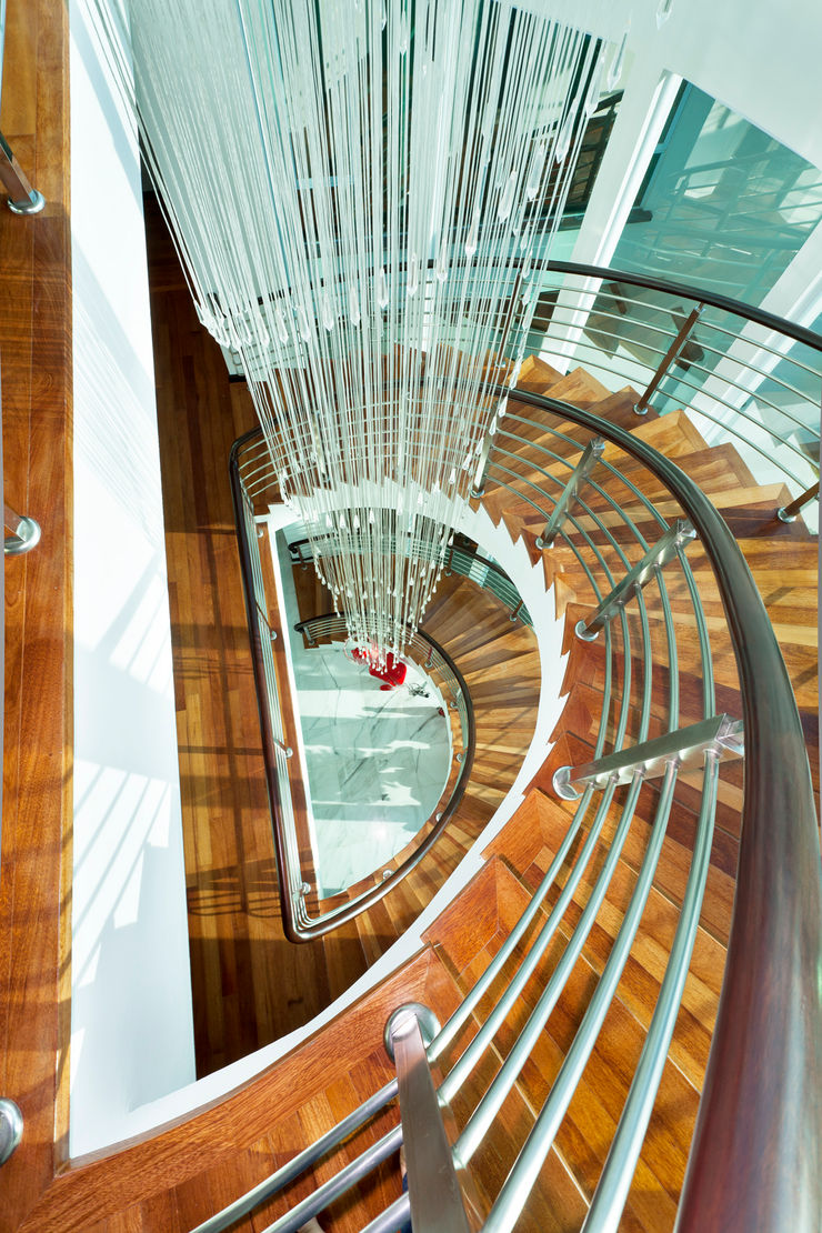 Contemporarily Dashing | BUNGALOW Design Spirits Modern corridor, hallway & stairs