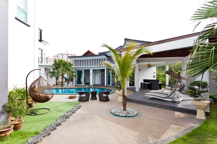 Contemporarily Dashing | BUNGALOW Design Spirits Modern style balcony, porch & terrace