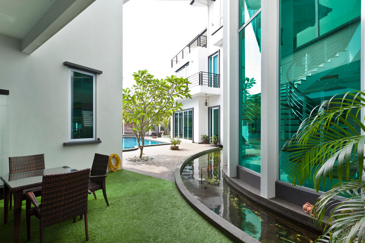 Contemporarily Dashing | BUNGALOW Design Spirits Modern style balcony, porch & terrace
