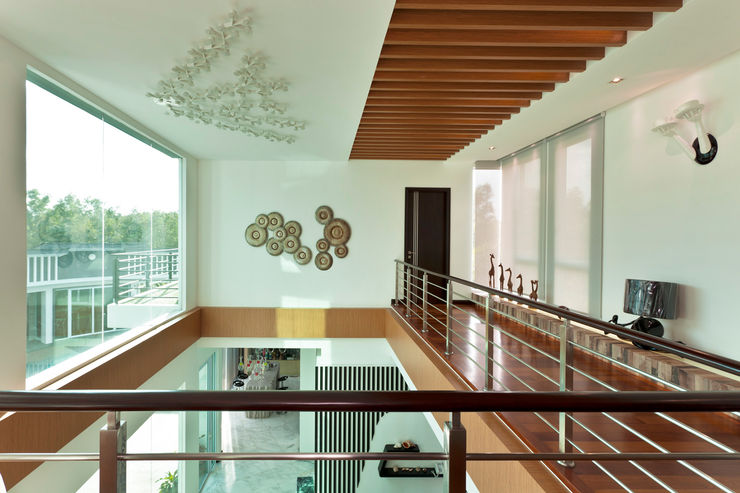 Contemporarily Dashing | BUNGALOW Design Spirits Modern corridor, hallway & stairs