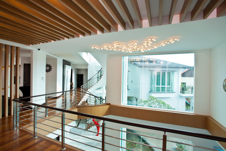 Contemporarily Dashing | BUNGALOW Design Spirits Modern corridor, hallway & stairs