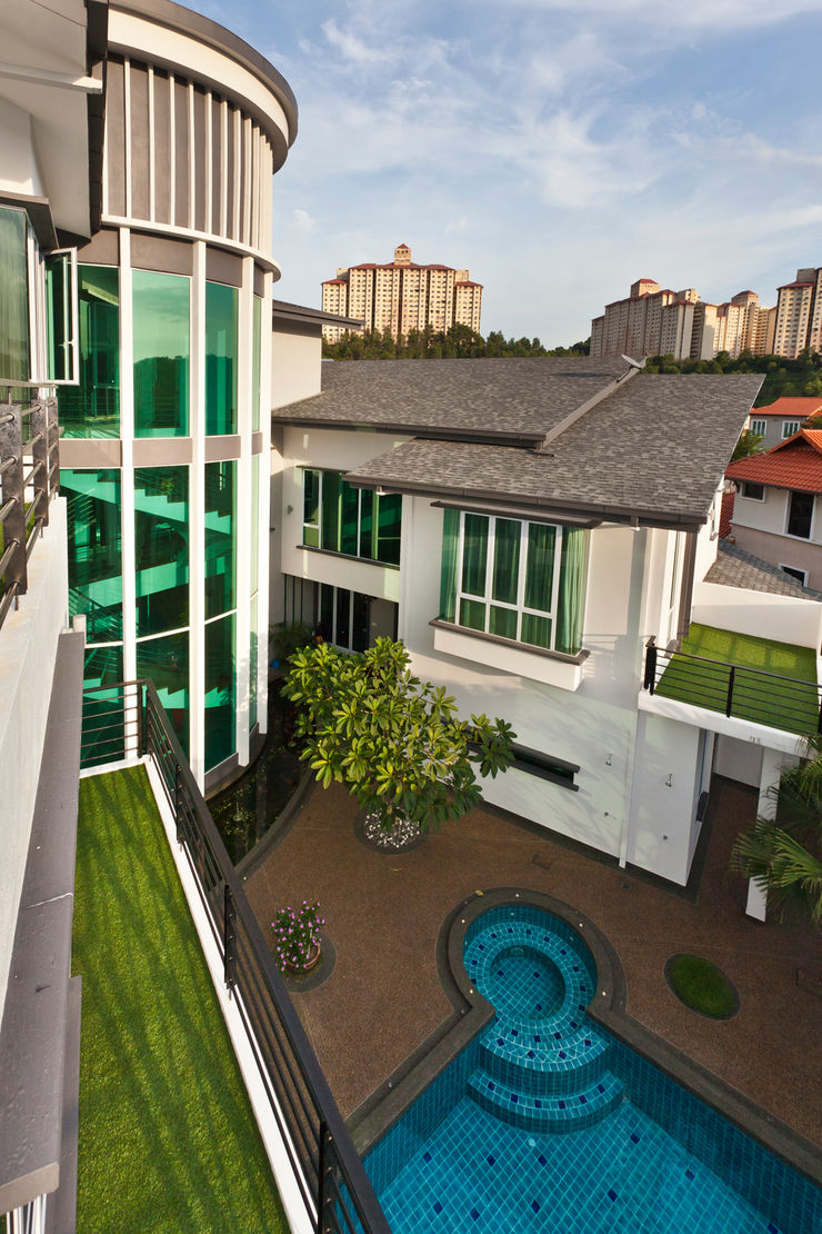 Contemporarily Dashing | BUNGALOW Design Spirits Modern style balcony, porch & terrace