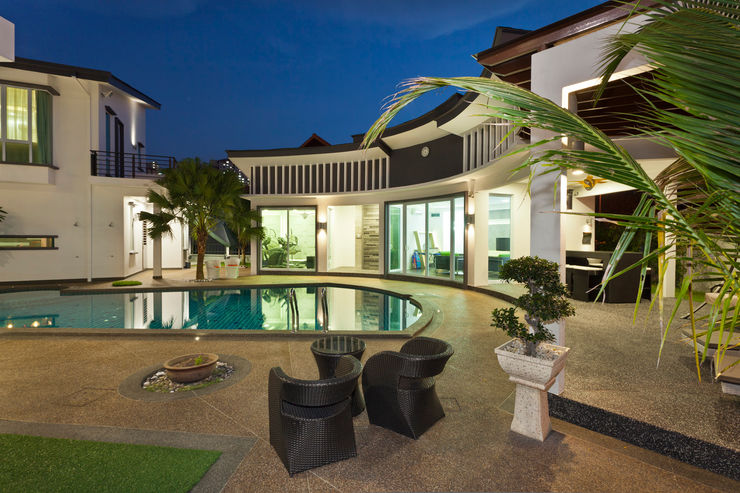 Contemporarily Dashing | BUNGALOW Design Spirits Modern style balcony, porch & terrace