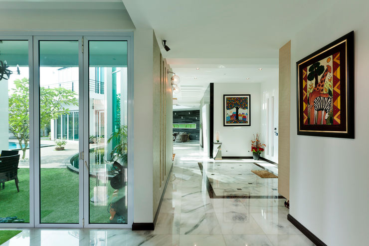 Contemporarily Dashing | BUNGALOW Design Spirits Modern corridor, hallway & stairs