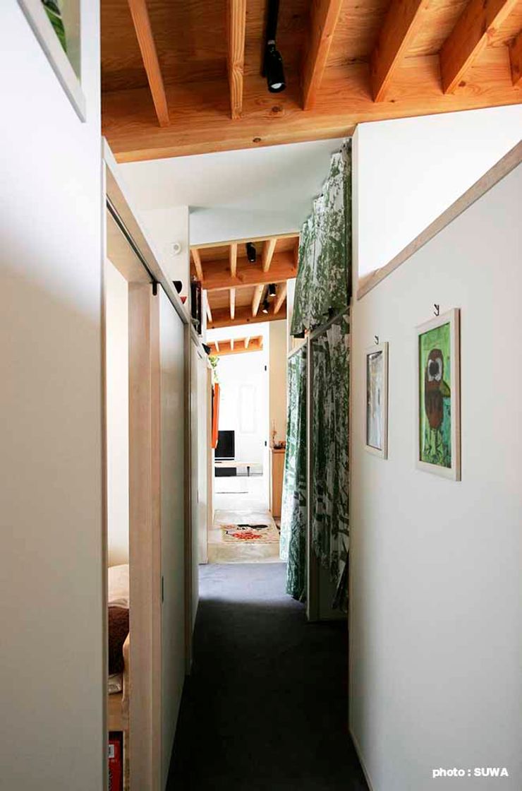 すわ製作所 Eclectic style corridor, hallway & stairs
