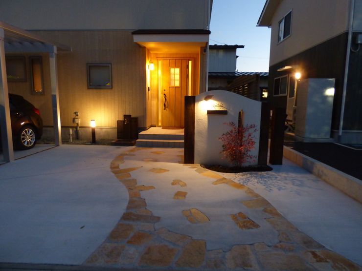 動物の足跡があるおしゃれな庭 エクステリア ガーデンデザイン専門店 エクステリアモミの木 Homify