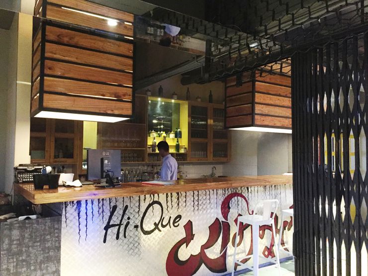 RESTO-LOUNGE : RANJIT AVENUE TULI ARCHITECTS AND ENGINEERS Bars & clubs Wood-Plastic Composite Wood effect