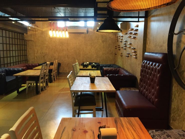 RESTO-LOUNGE : RANJIT AVENUE TULI ARCHITECTS AND ENGINEERS Bars & clubs Engineered Wood Amber/Gold