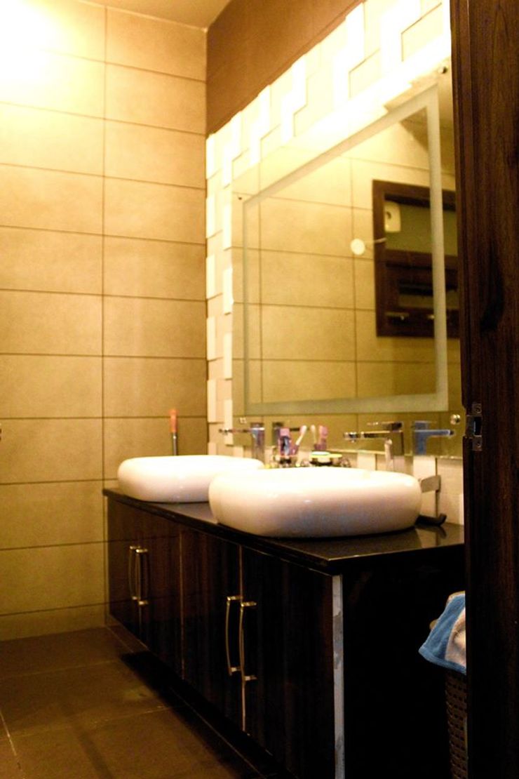 RESIDENCE : AMRITSAR TULI ARCHITECTS AND ENGINEERS Modern Bathroom Stone Beige
