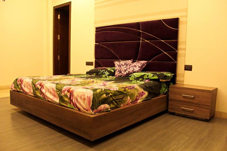 RESIDENCE : AMRITSAR TULI ARCHITECTS AND ENGINEERS Modern Bedroom Engineered Wood Purple/Violet