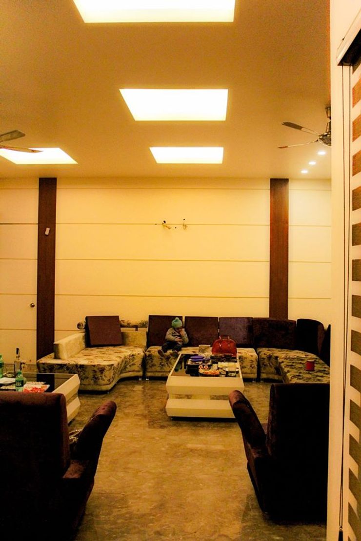 RESIDENCE : AMRITSAR TULI ARCHITECTS AND ENGINEERS Modern Living Room Engineered Wood Purple/Violet