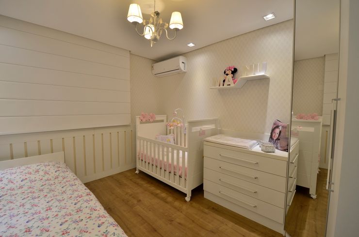 DORMITÓRIO DE MENINA Graça Brenner Arquitetura e Interiores Quarto infantil clássico MDF Castanho