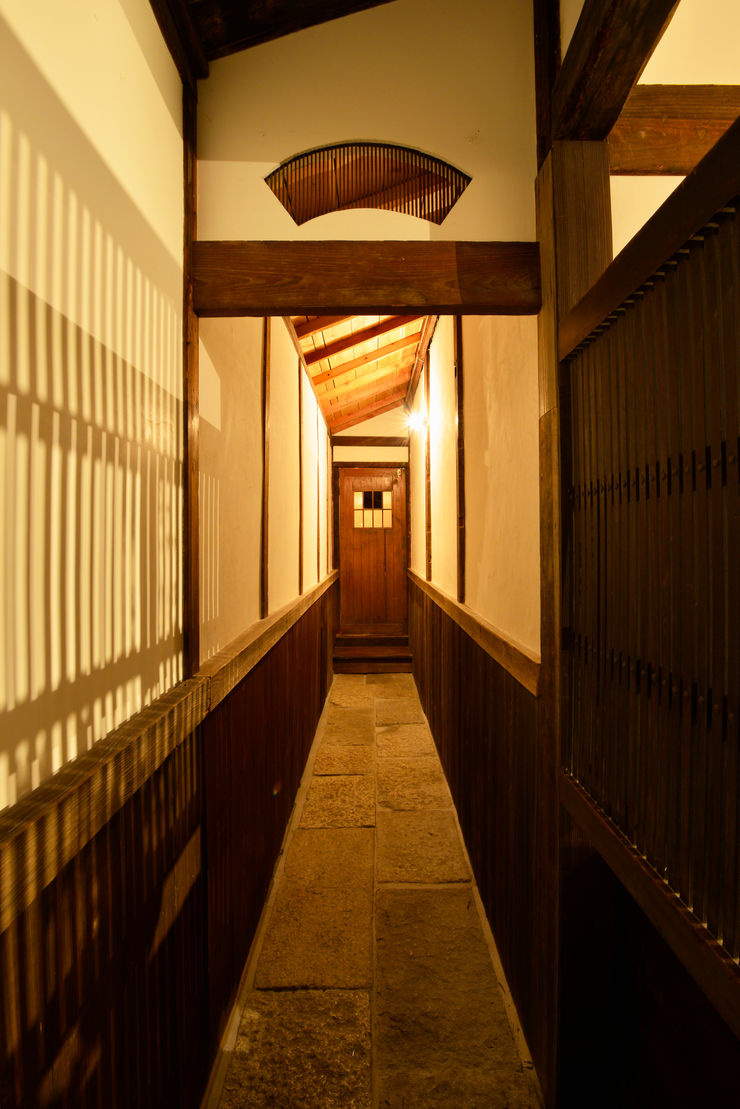 株式会社SHOEI Eclectic style corridor, hallway & stairs