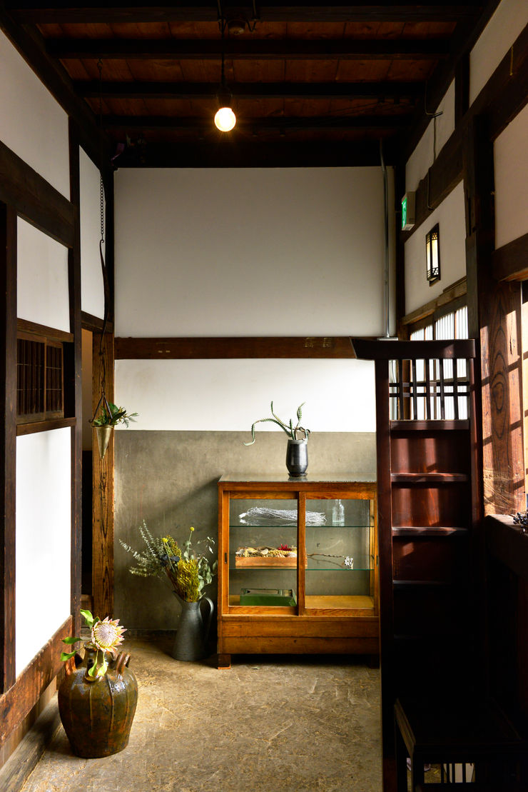 株式会社SHOEI Eclectic style corridor, hallway & stairs