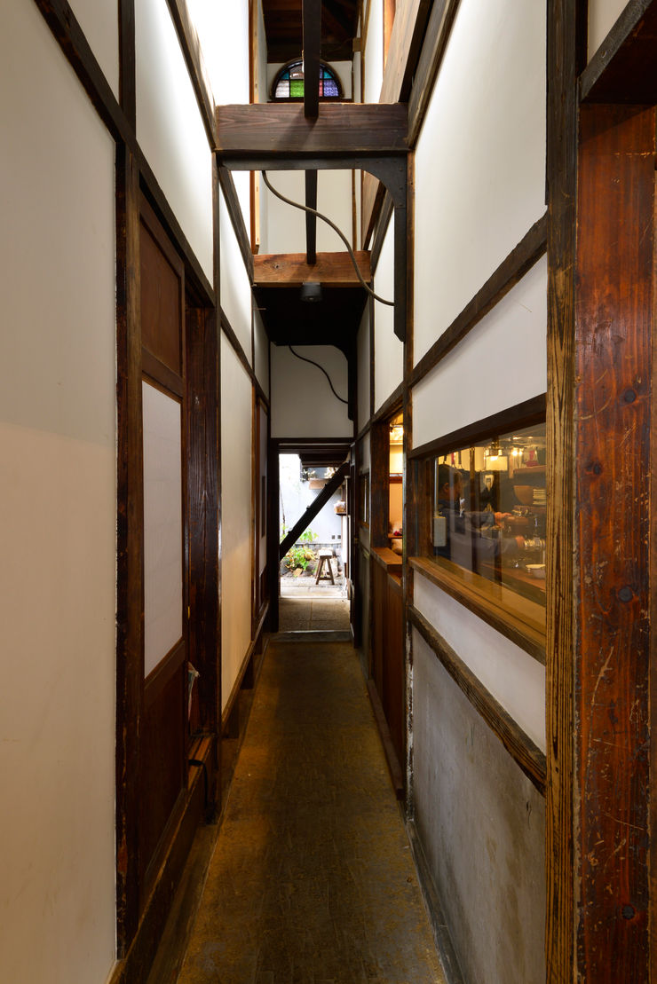 株式会社SHOEI Eclectic style corridor, hallway & stairs