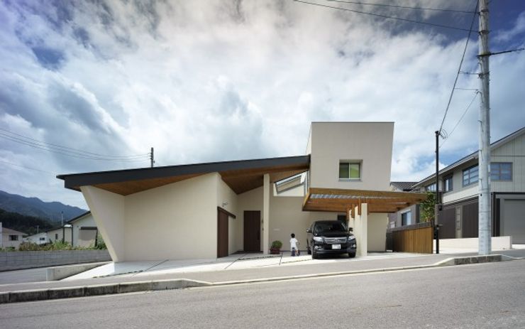 大屋根に包まれる中庭のある家 Homify