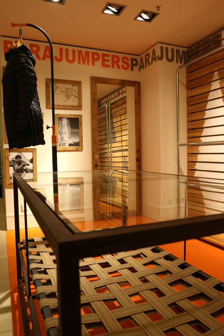 Progettazione e realizzazione showroom RI-NOVO Negozi & Locali commerciali in stile rustico Legno Marrone