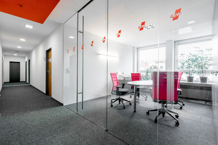 Kleiner Besprechungsraum im 1. OG mit Ganzglasabtrennung zum Flur Ohlde Interior Design Moderne Bürogebäude Glas Weiß
