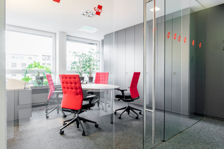 Kleiner Besprechungsraum im 1. OG mit Ganzglasabtrennung zum Flur Ohlde Interior Design Moderne Bürogebäude Glas Weiß