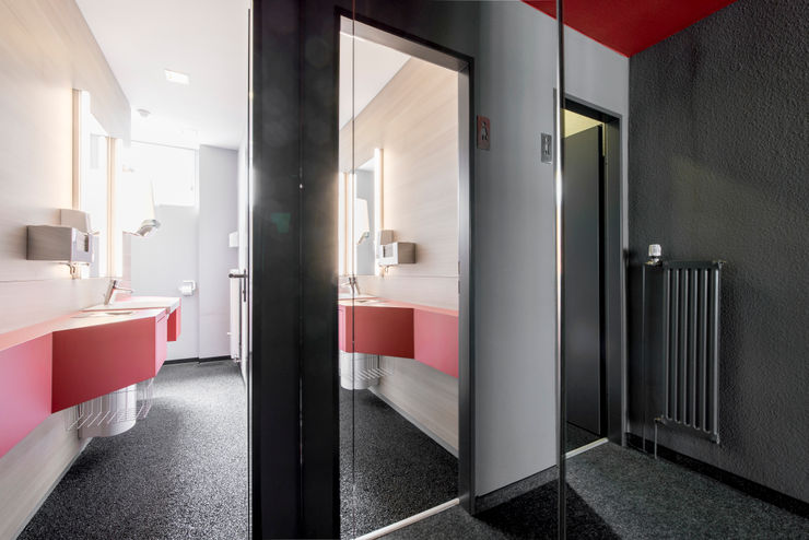 Blick in ein WC Ohlde Interior Design Moderne Bürogebäude MDF Weiß