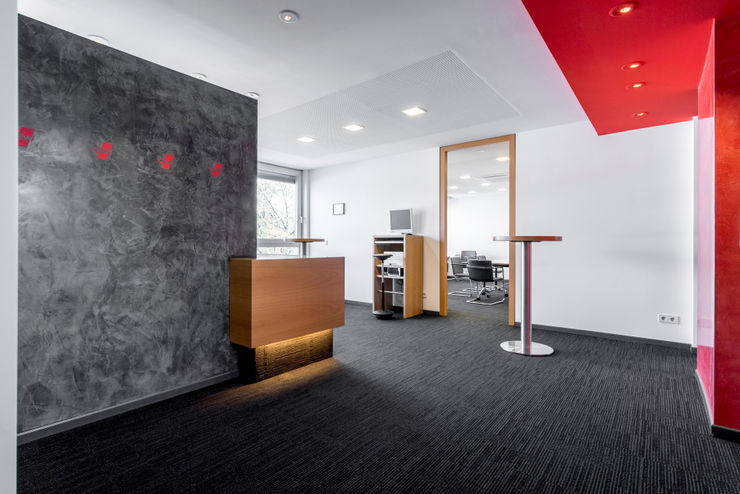 Empfangsbereich im Seminarbereich des 3. OG Ohlde Interior Design Moderne Bürogebäude Holz-Kunststoff-Verbund Schwarz