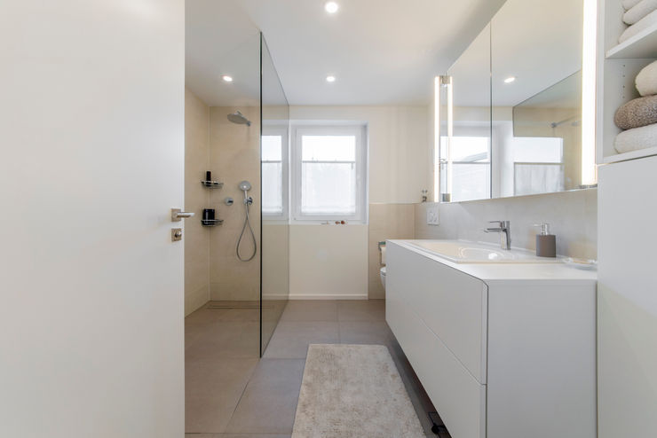 Masterbad mit bodengleicher Dusche nach der Sanierung Ohlde Interior Design Beige