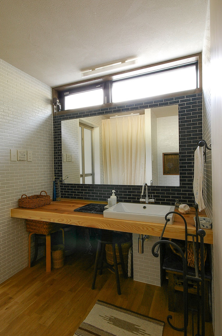 一級建築士事務所アールタイプ Banheiros modernos Azulejo Azul