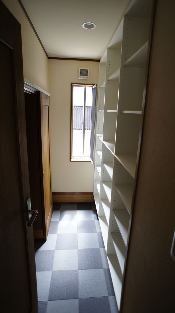 S邸 マルモコハウス Moderne Ankleidezimmer