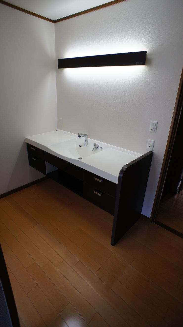 S邸 マルモコハウス Moderne Badezimmer