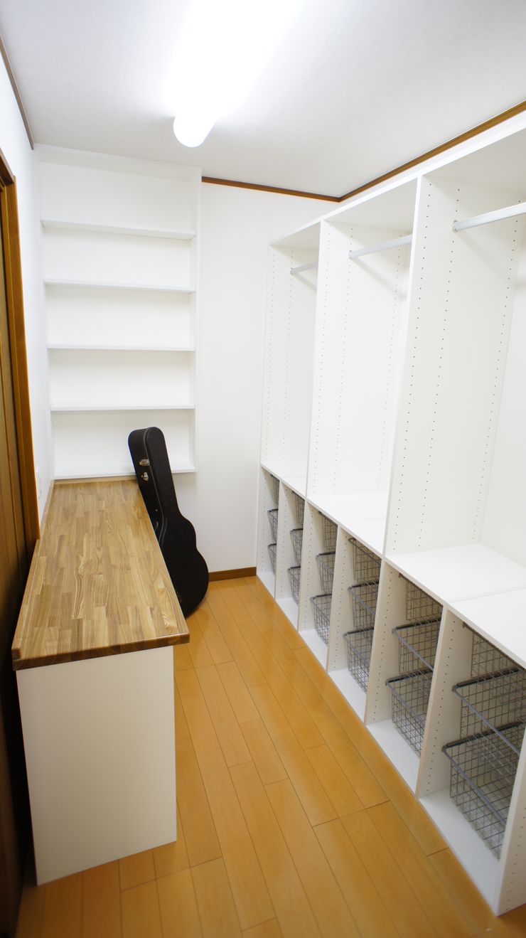 S邸 マルモコハウス Moderne Ankleidezimmer