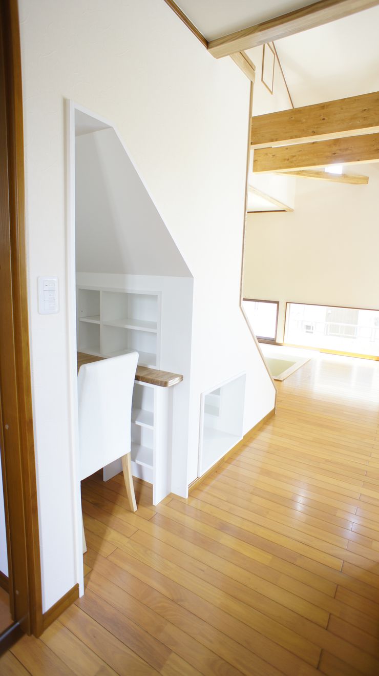S邸 マルモコハウス Moderne Wohnzimmer