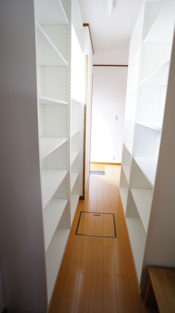 S邸 マルモコハウス Moderne Ankleidezimmer